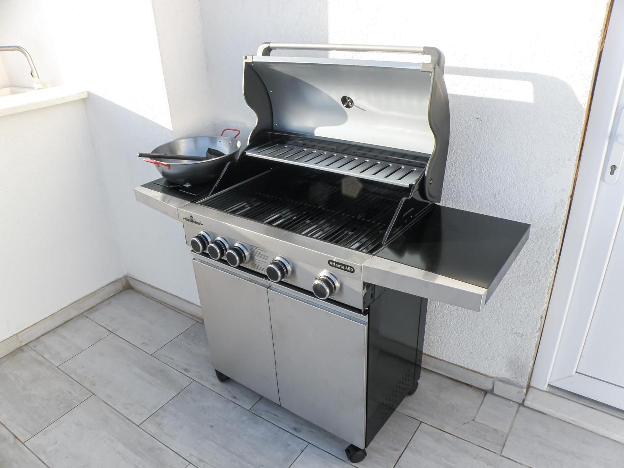 With Terrace And Free Parking - Nearby Apartma *