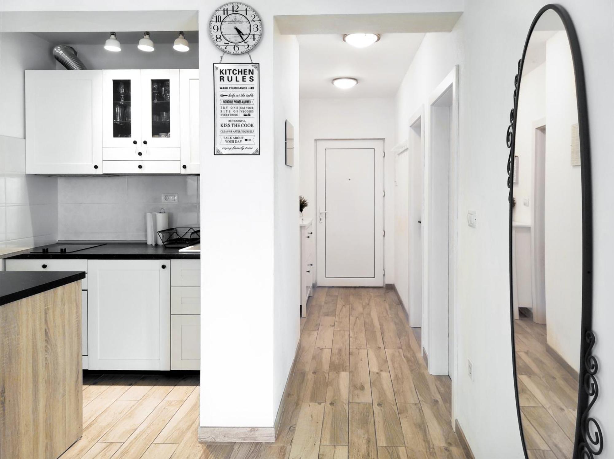 With Terrace And Free Parking - Nearby Apartma