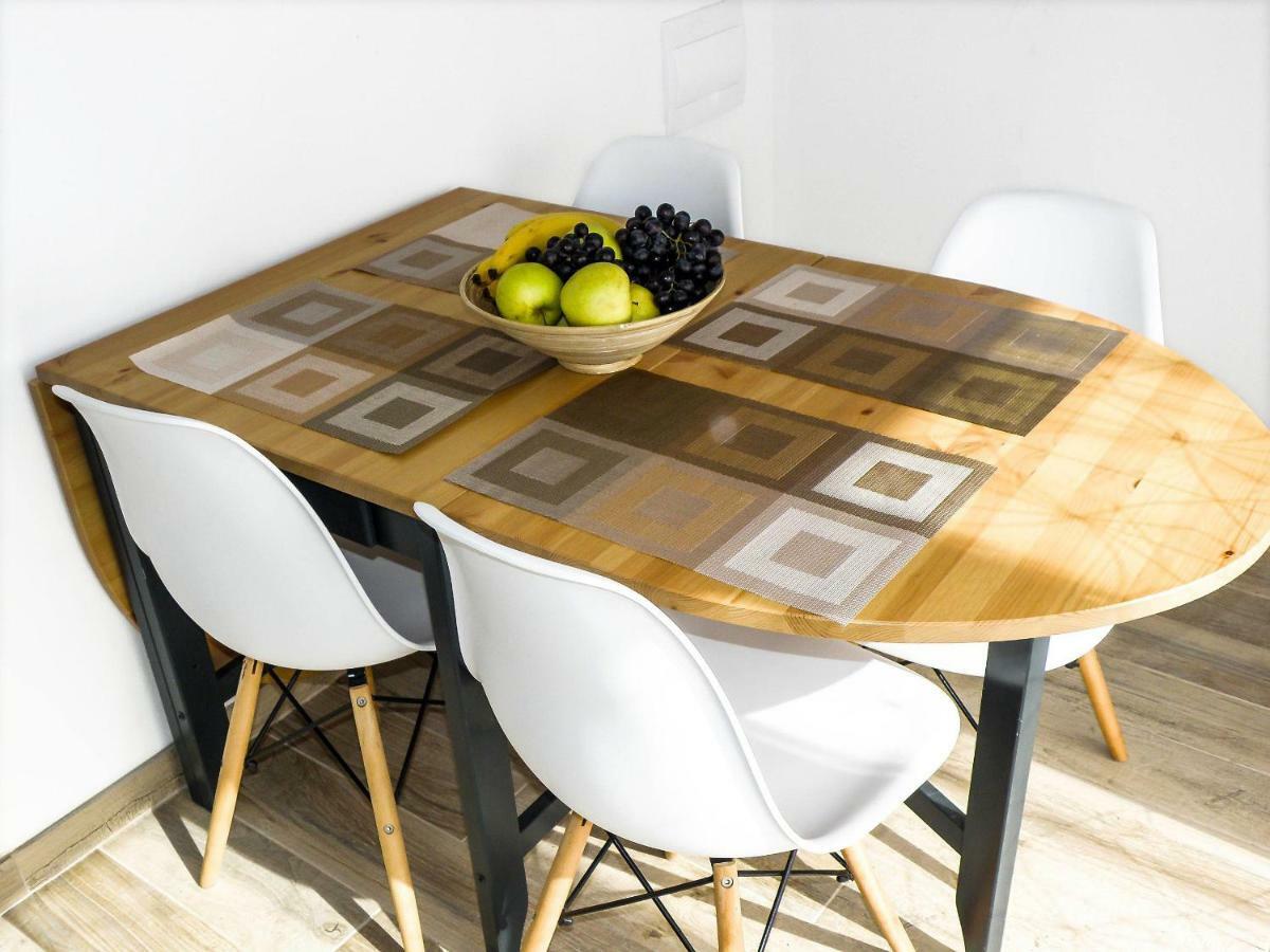 With Terrace And Free Parking - Nearby Apartma